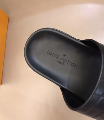 Dép Louis Vuitton nam siêu cấp hai quai trơn hoạ tiết nổi DLV16