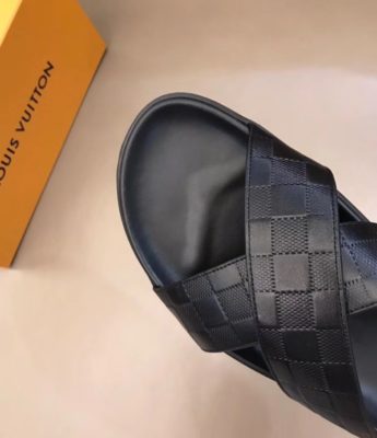 Dép Louis Vuitton nam siêu cấp quai chéo hoạ tiết nổi DLV17