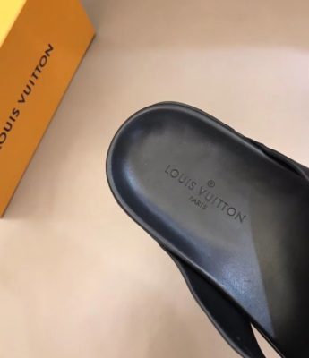 Dép Louis Vuitton nam like auth xỏ ngón hoạ tiết chìm DLV15