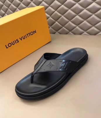 Dép Louis Vuitton nam like auth xỏ ngón hoạ tiết chìm DLV15