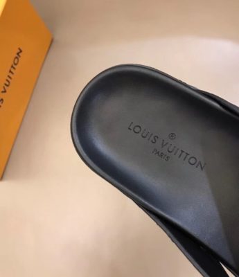 Dép Louis Vuitton nam siêu cấp xỏ ngón hoạ tiết nổi DLV20