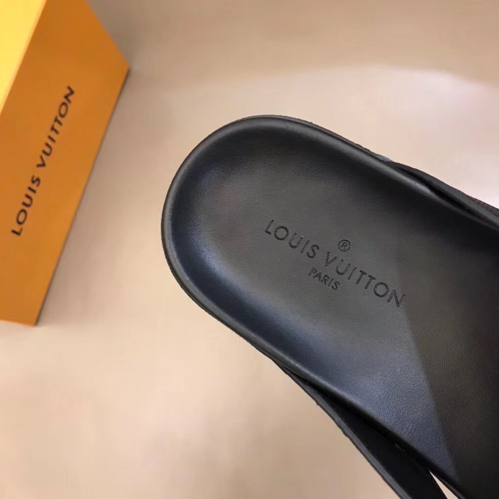 Dép Louis Vuitton nam siêu cấp xỏ ngón hoạ tiết nổi DLV20