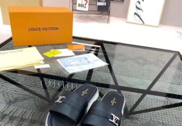 Dép Louis Vuitton nam siêu cấp quai ngang họa tiết logo lệch màu đen DLV38