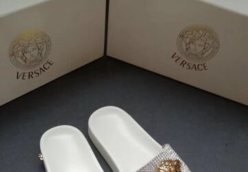 Dép nam Versace siêu cấp quai ngang hoạ tiết logo đính đá đế trắng DVS20