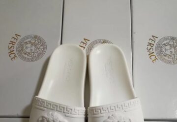 Dép nam Versace siêu cấp quai ngang hoạ tiết logo viền nổi full trắng DVS17