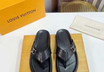 Dép nam Louis Vuitton xỏ ngón màu đen họa tiết logo tr