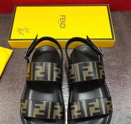 Điểm danh top 8 dép sandal nam hàng hiệu, hot trend hiện nay